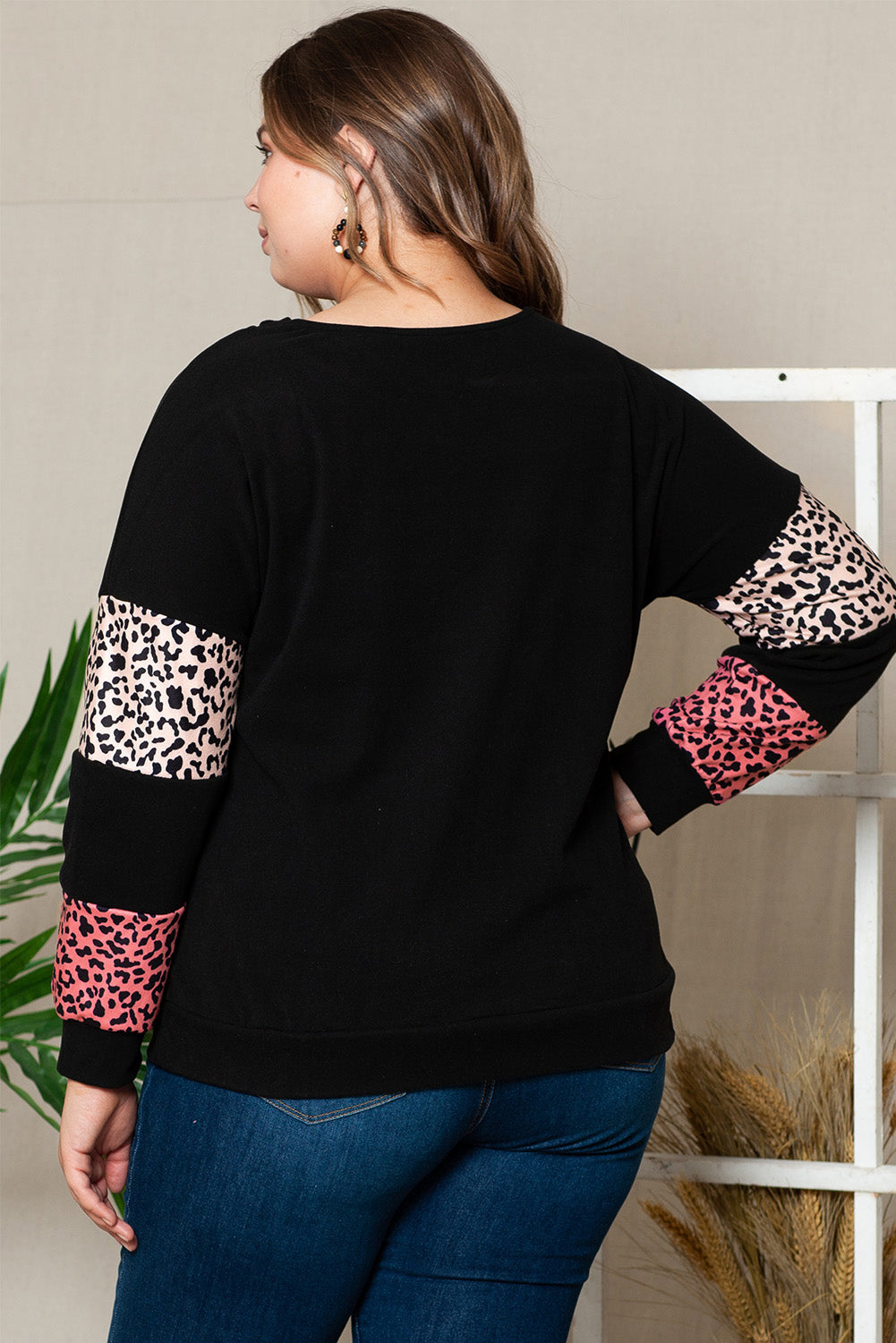 Črna majica z ovratnikom z naramnicami in patchwork v obliki leoparda velike velikosti