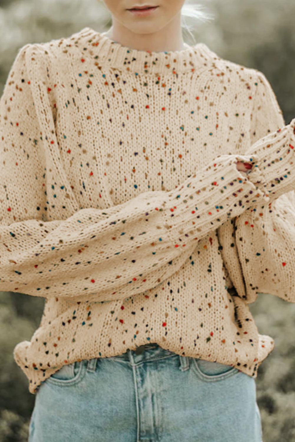 Heller französischer Beige-Pullover mit bunten Punkten und Zopfmuster und Rundhalsausschnitt