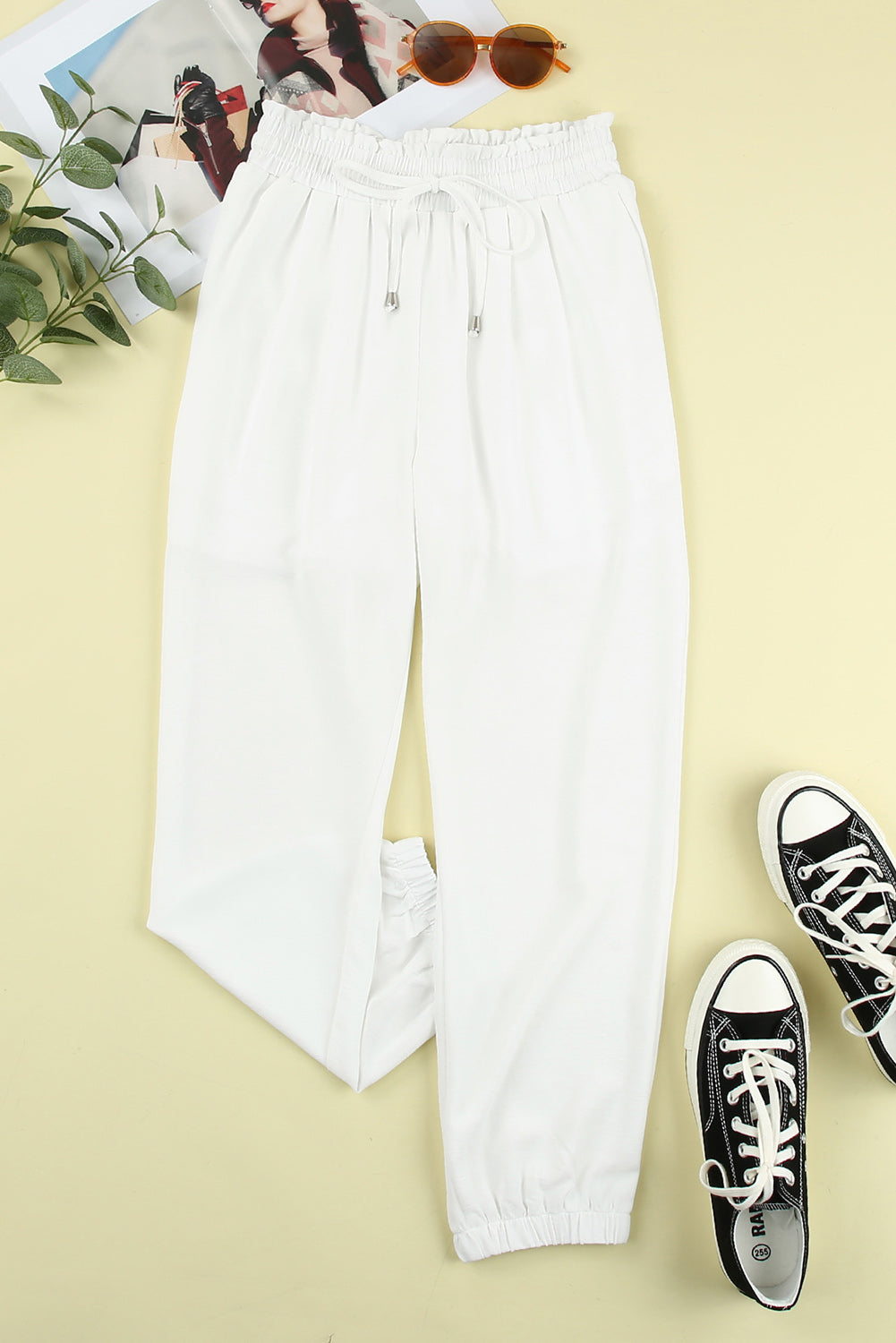 Pantalon de jogging blanc à taille smockée avec cordon de serrage et couleur unie