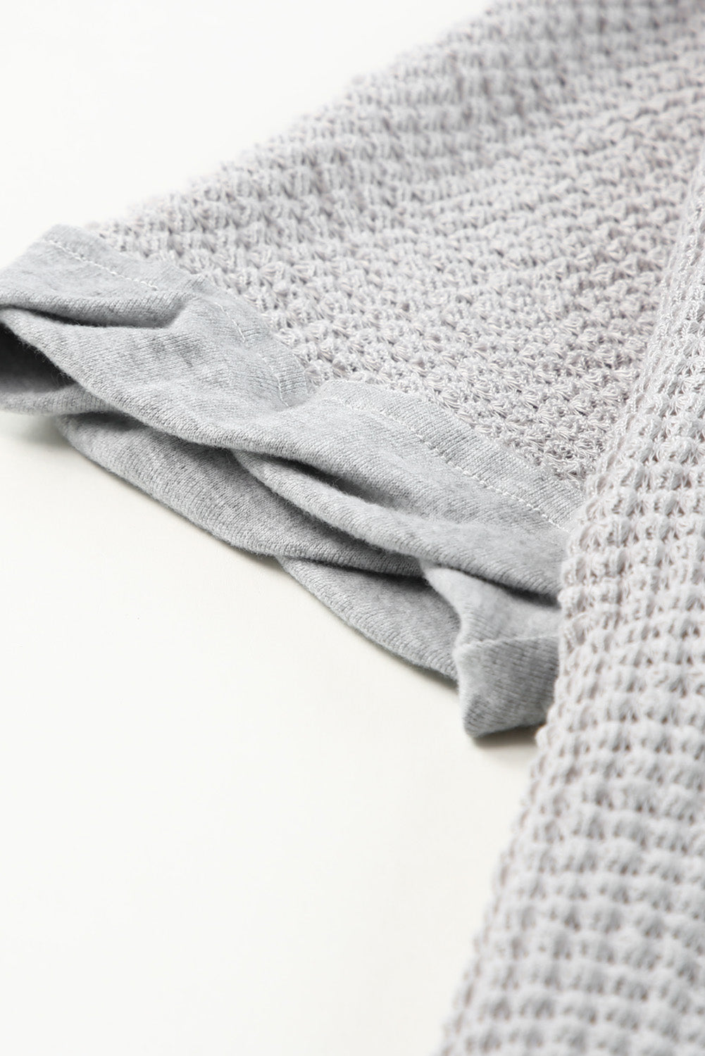 Haut à manches courtes boutonné en tricot gaufré gris