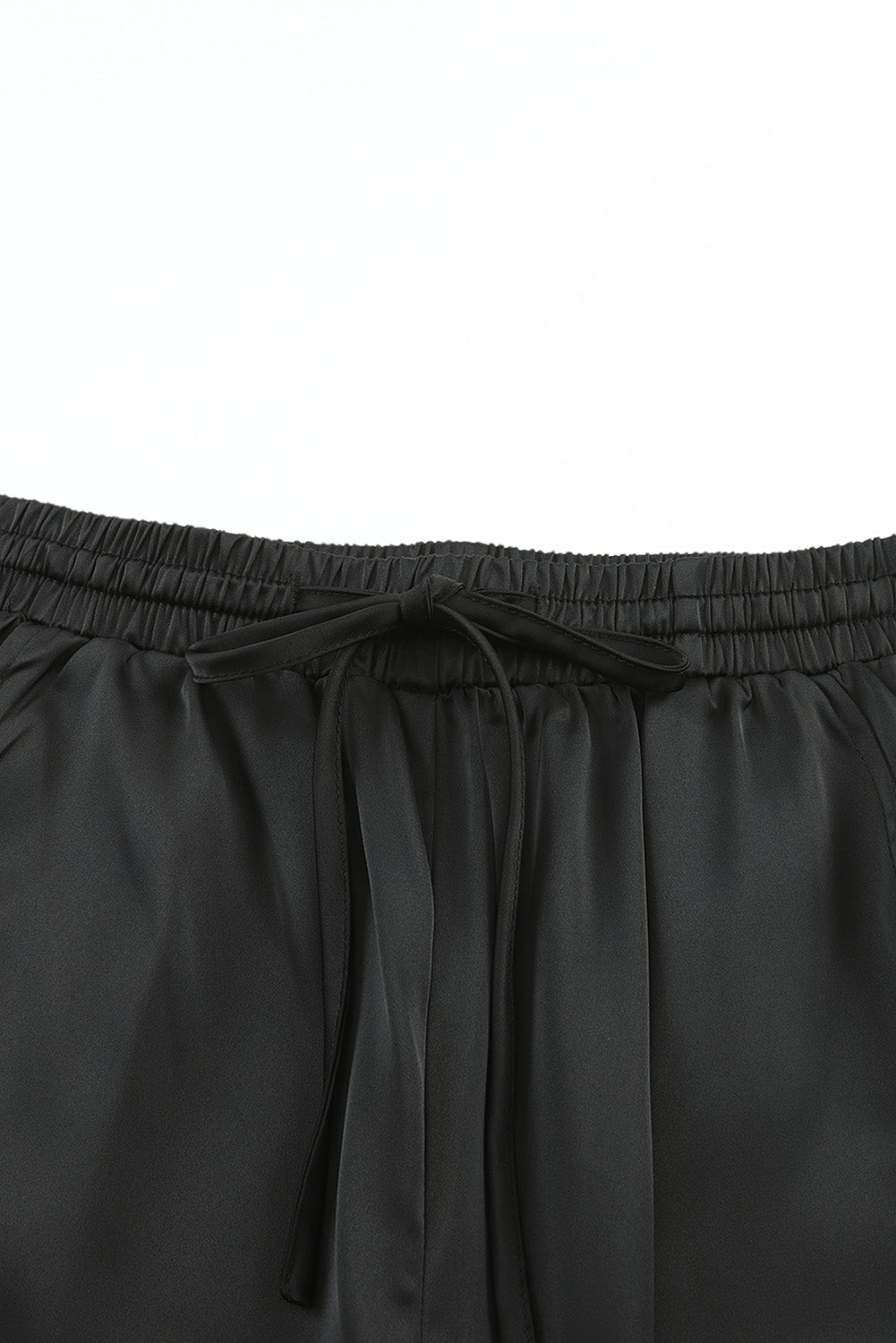 Črne satenaste hlače z žepom in elastiko v pasu