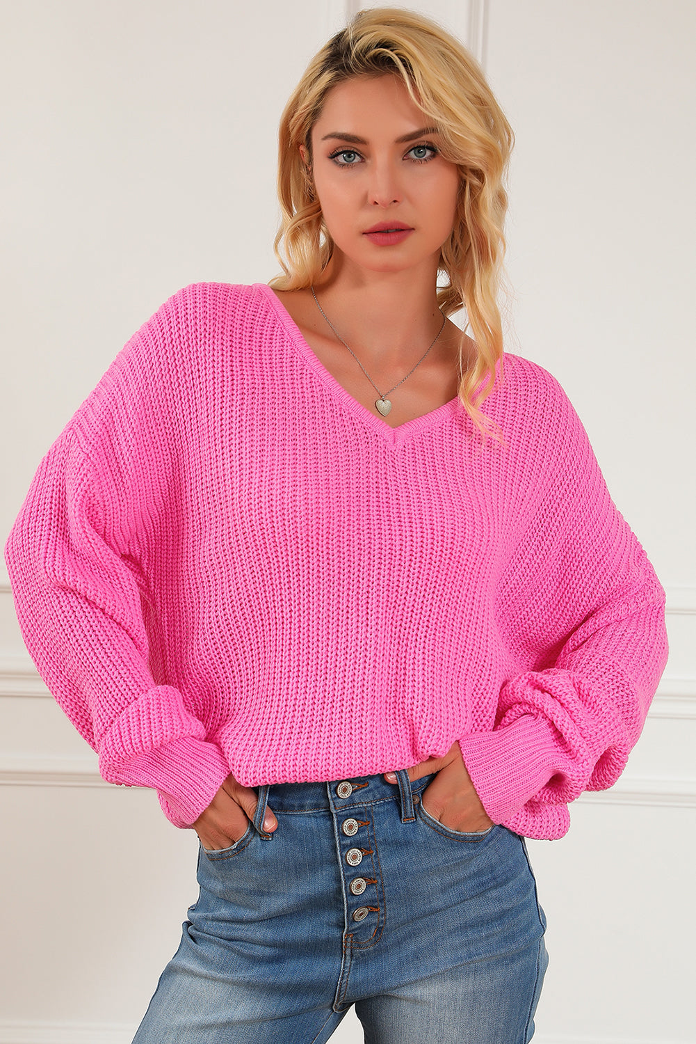 Rosafarbener Slouchy-Pullover mit V-Ausschnitt und überschnittener Schulter