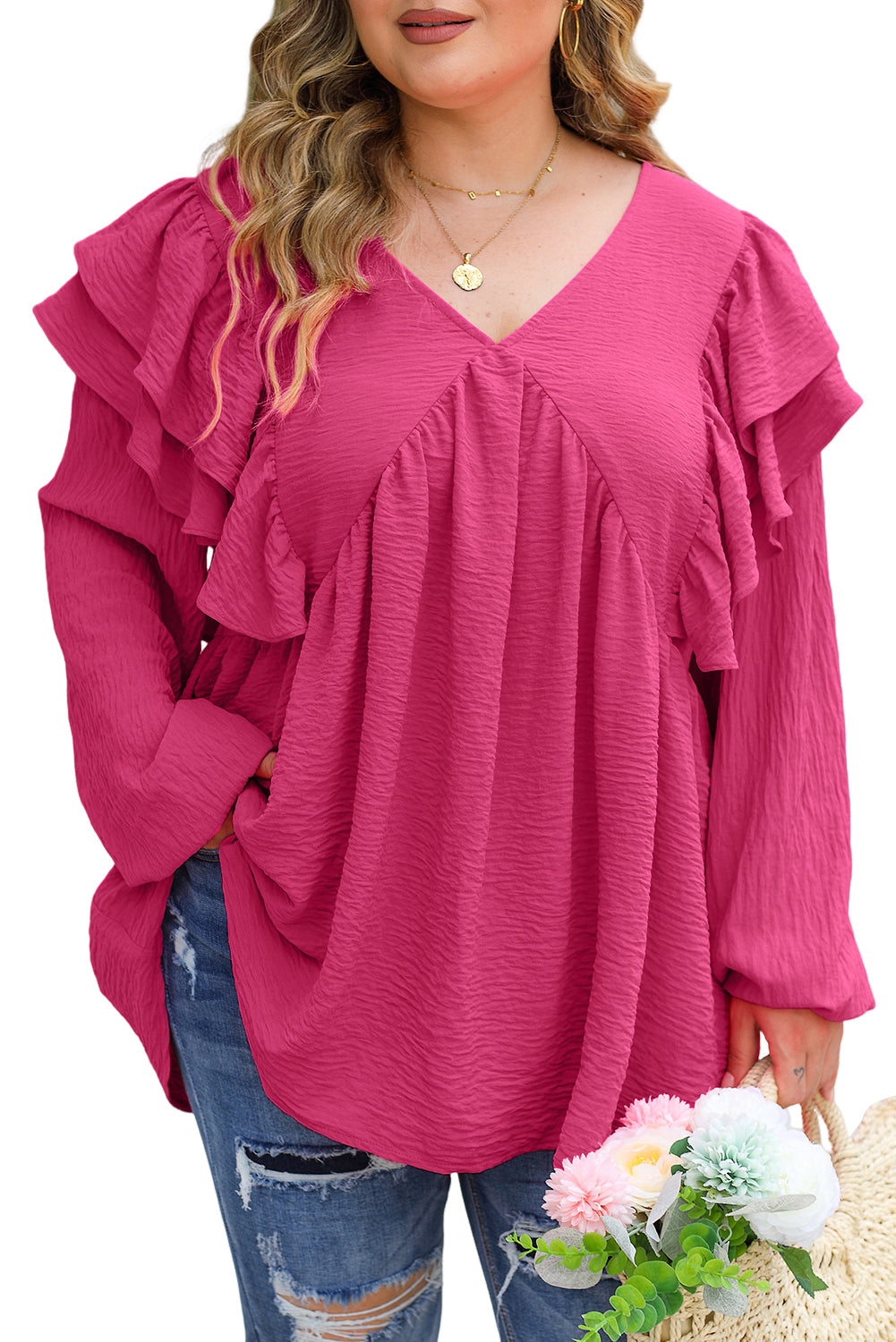 Ružičasta bluza veće veličine s naboranim V izrezom