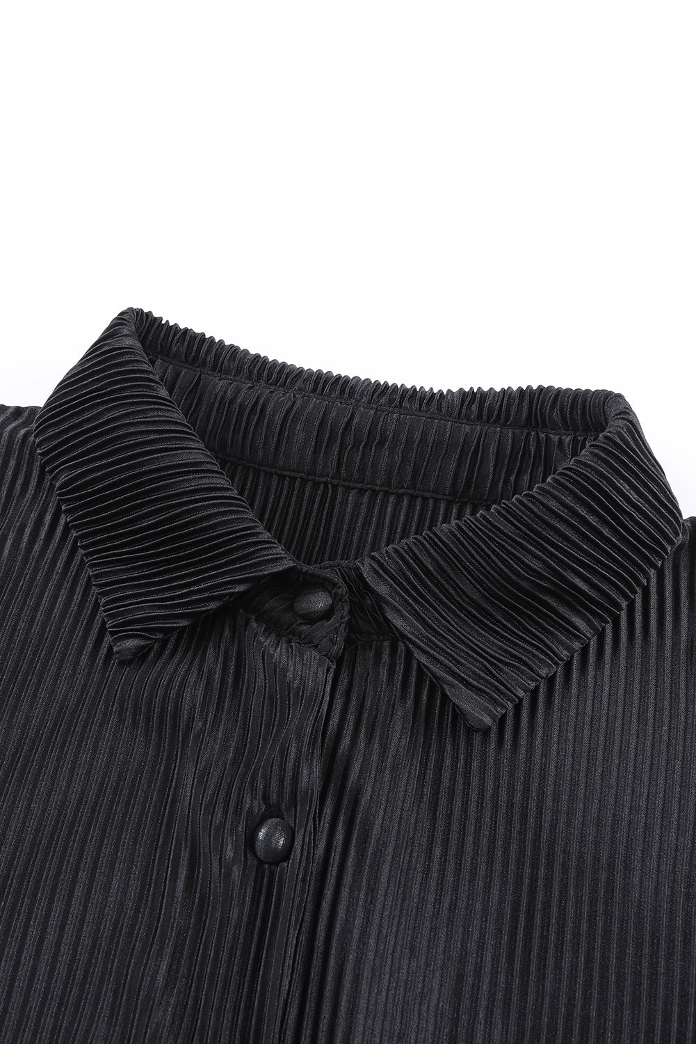 Schwarzes Lounge-Set aus plissiertem Hemd mit 3/4-Ärmeln und Shorts mit hoher Taille