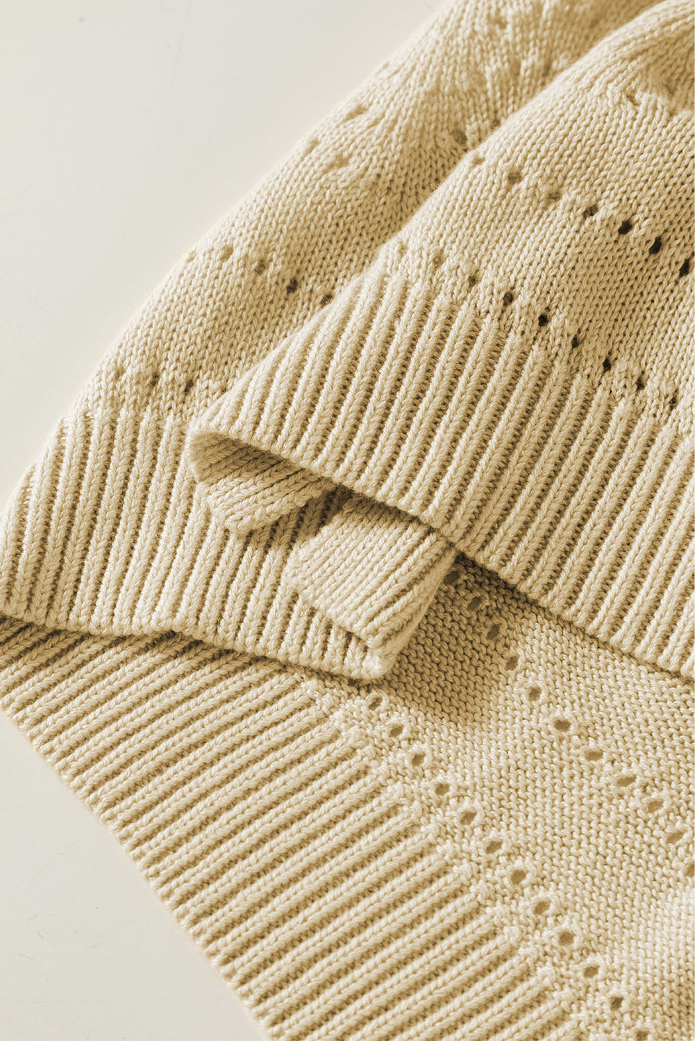 Bež pleten pulover z izdolbenimi rokavi s kratkimi rokavi