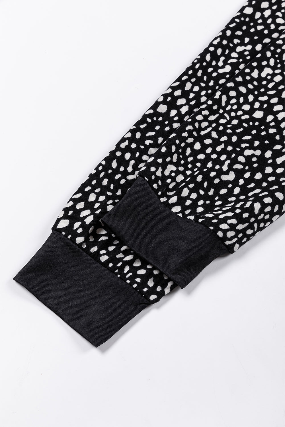 Črna majica z dolgimi rokavi z okroglim izrezom in živalskim lisastim vzorcem