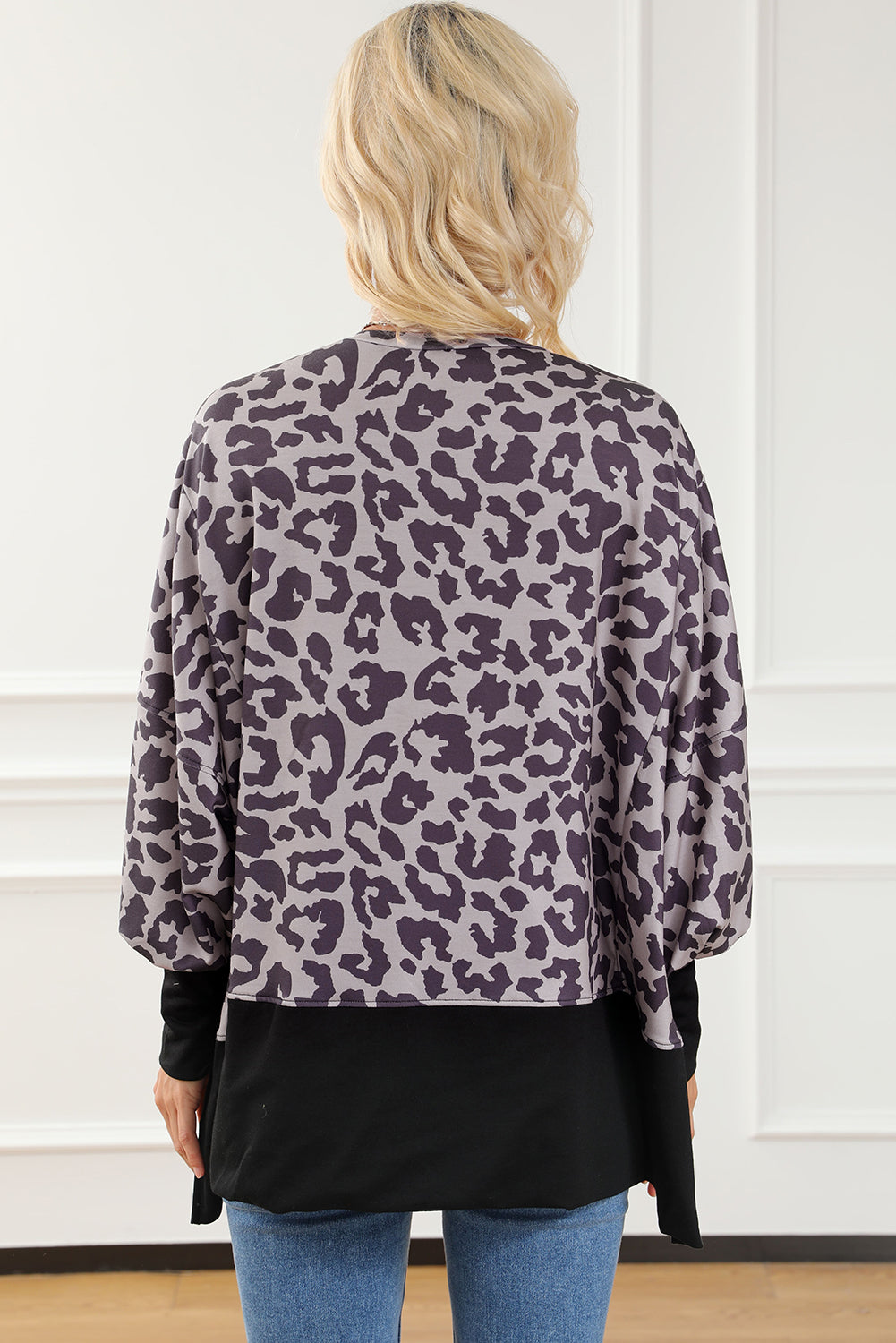 Crni sweatshirt s prorezima s rukavima u stilu patchworka s leopardom