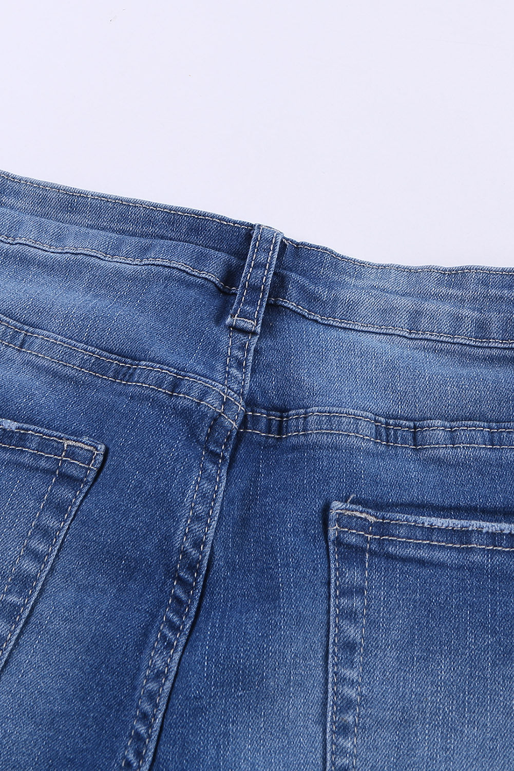 Short en jean bleu foncé à ourlet effiloché
