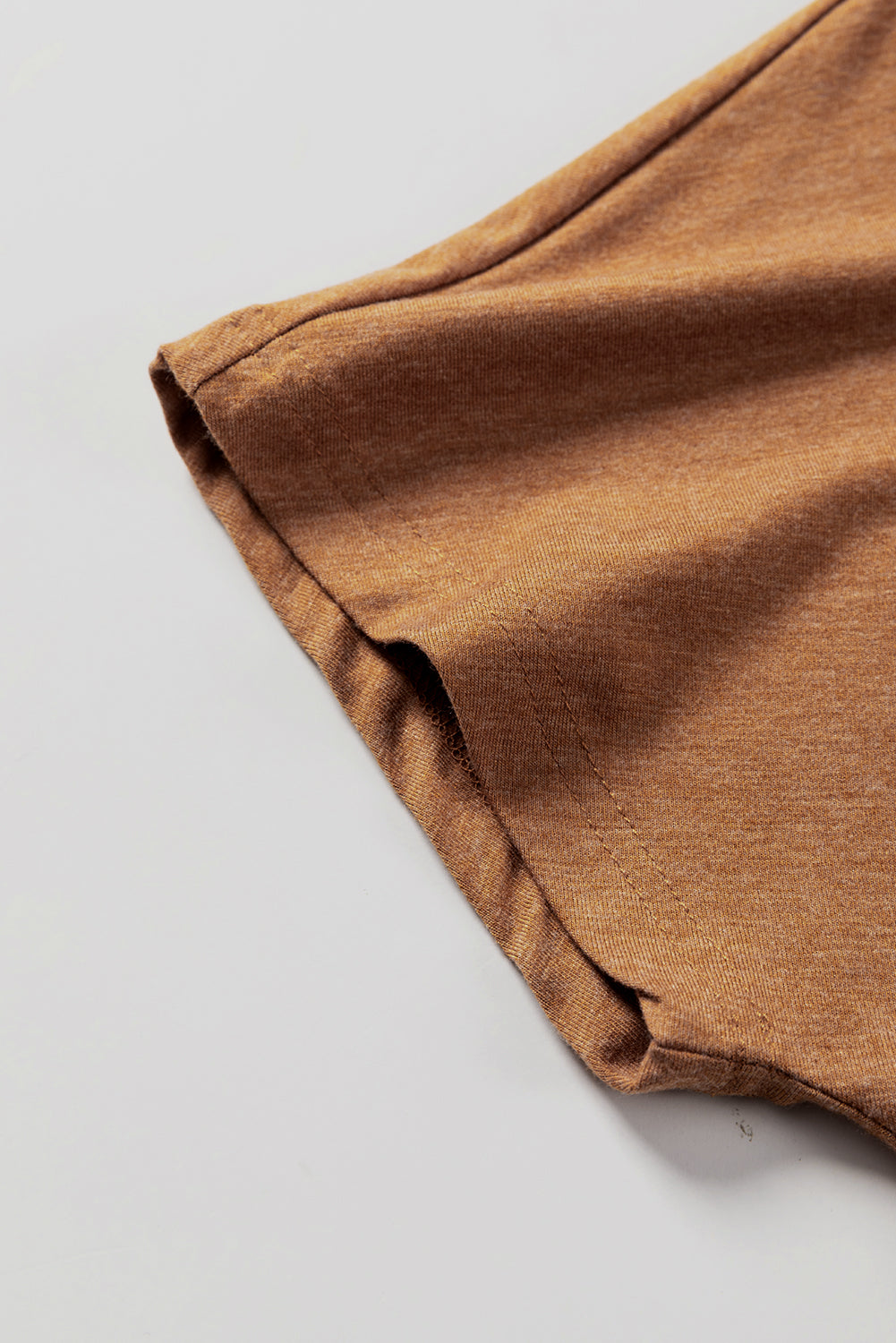 Braunes, asymmetrisch ausgeschnittenes Colorblock-T-Shirt