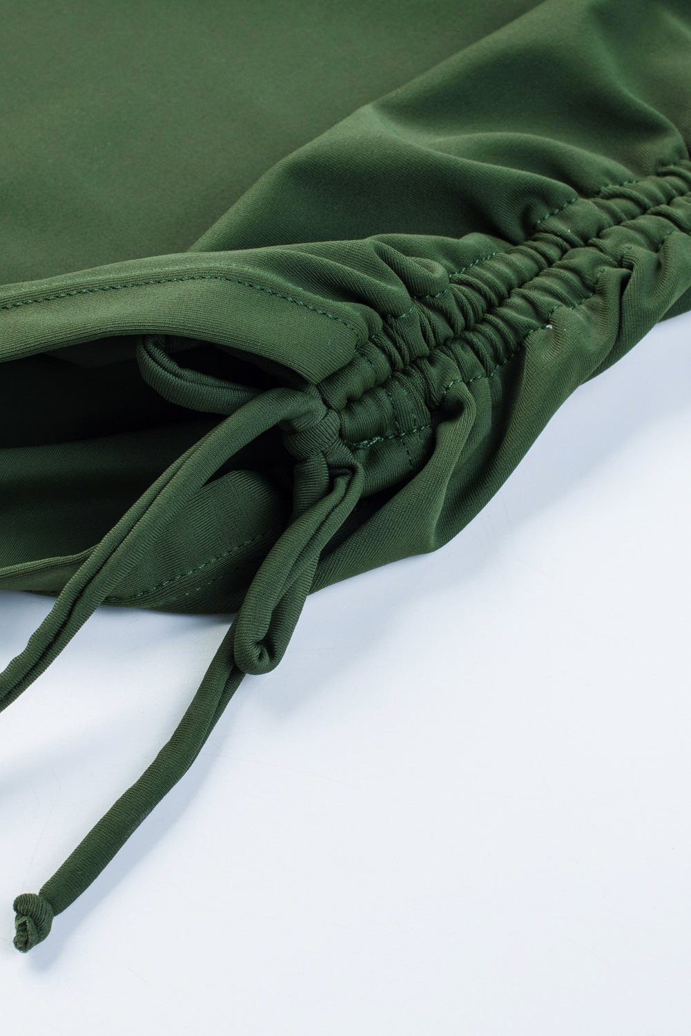 Costume da bagno a due pezzi senza schienale con stampa mimetica verde