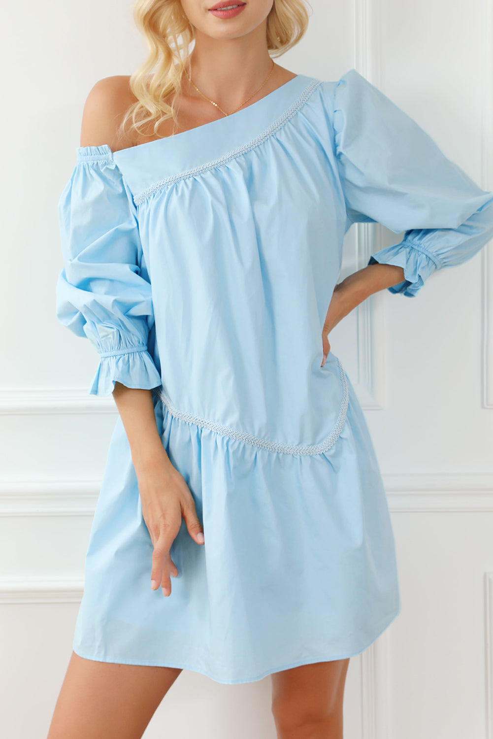 Mini-robe asymétrique à manches bouffantes et bordure exquise bleu ciel