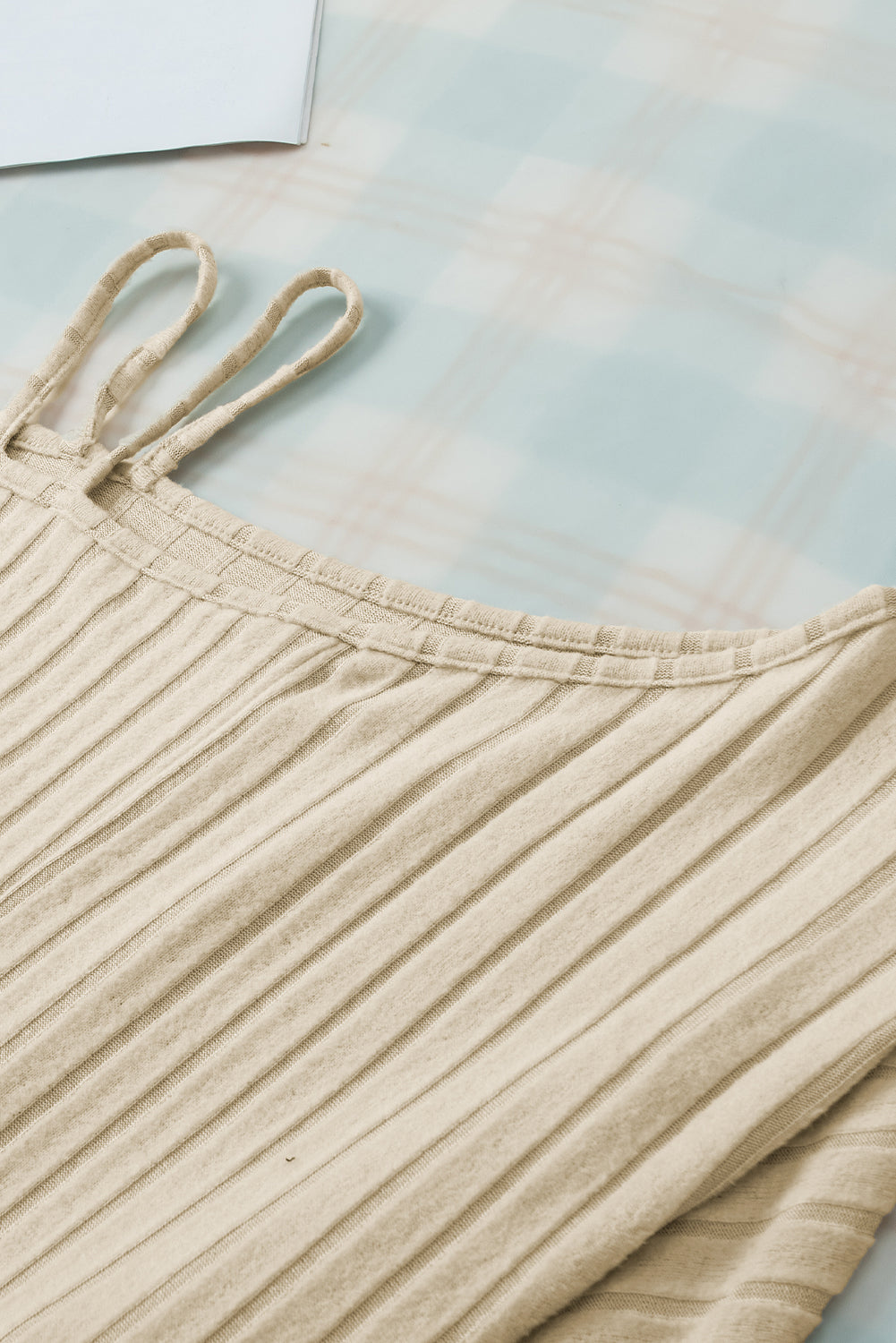 Majica s asimetričnim izrezom i hladnim ramenima boje marelice, pleteni rebrasti vrh