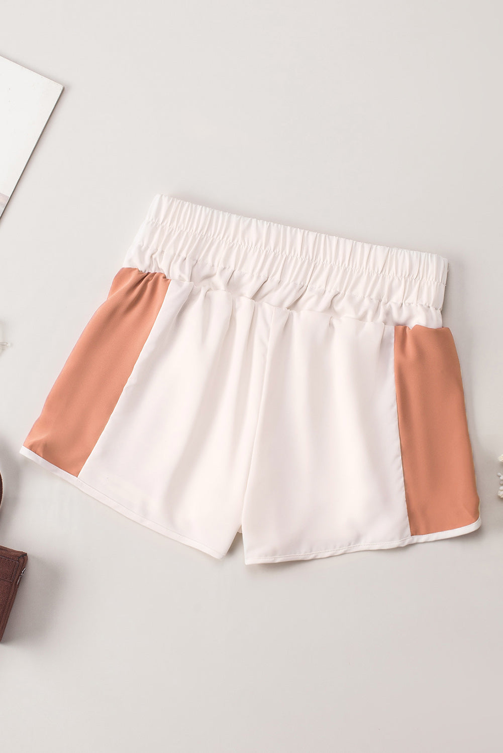 Aprikosenfarbene Block-Shorts mit Schlitz und hoher Taille