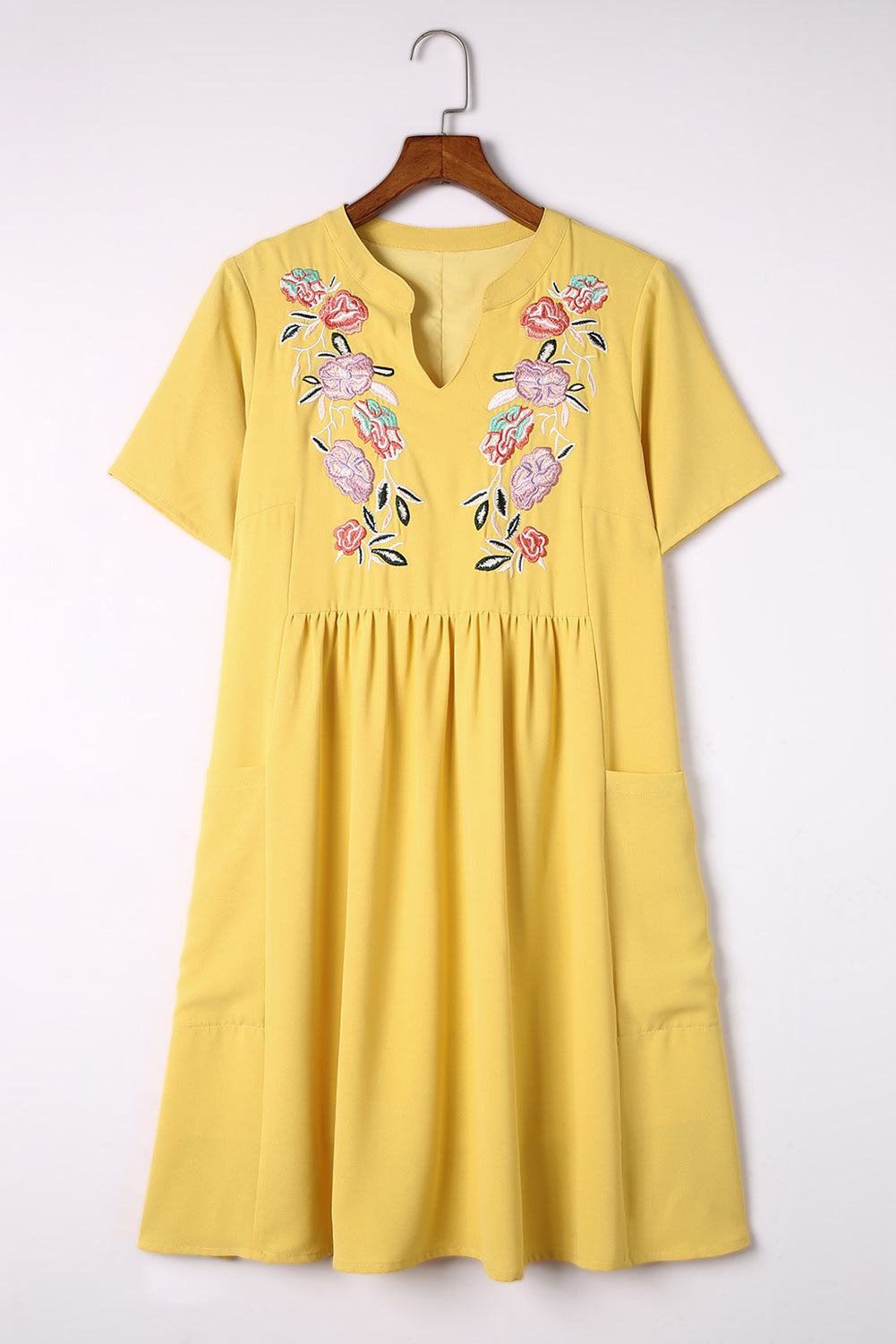 Gelbes Babydoll-Swingkleid mit geteiltem Ausschnitt und Blumenstickerei