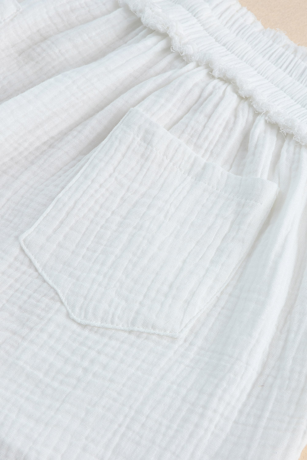 Set di camicetta bianca rilassata con scollo a V e pantaloncini con orlo grezzo con coulisse
