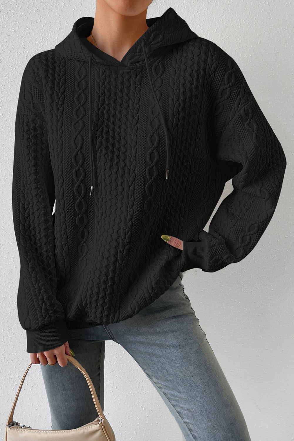 Črn pulover s kapuco z vrvico za prosti čas s teksturo kabla
