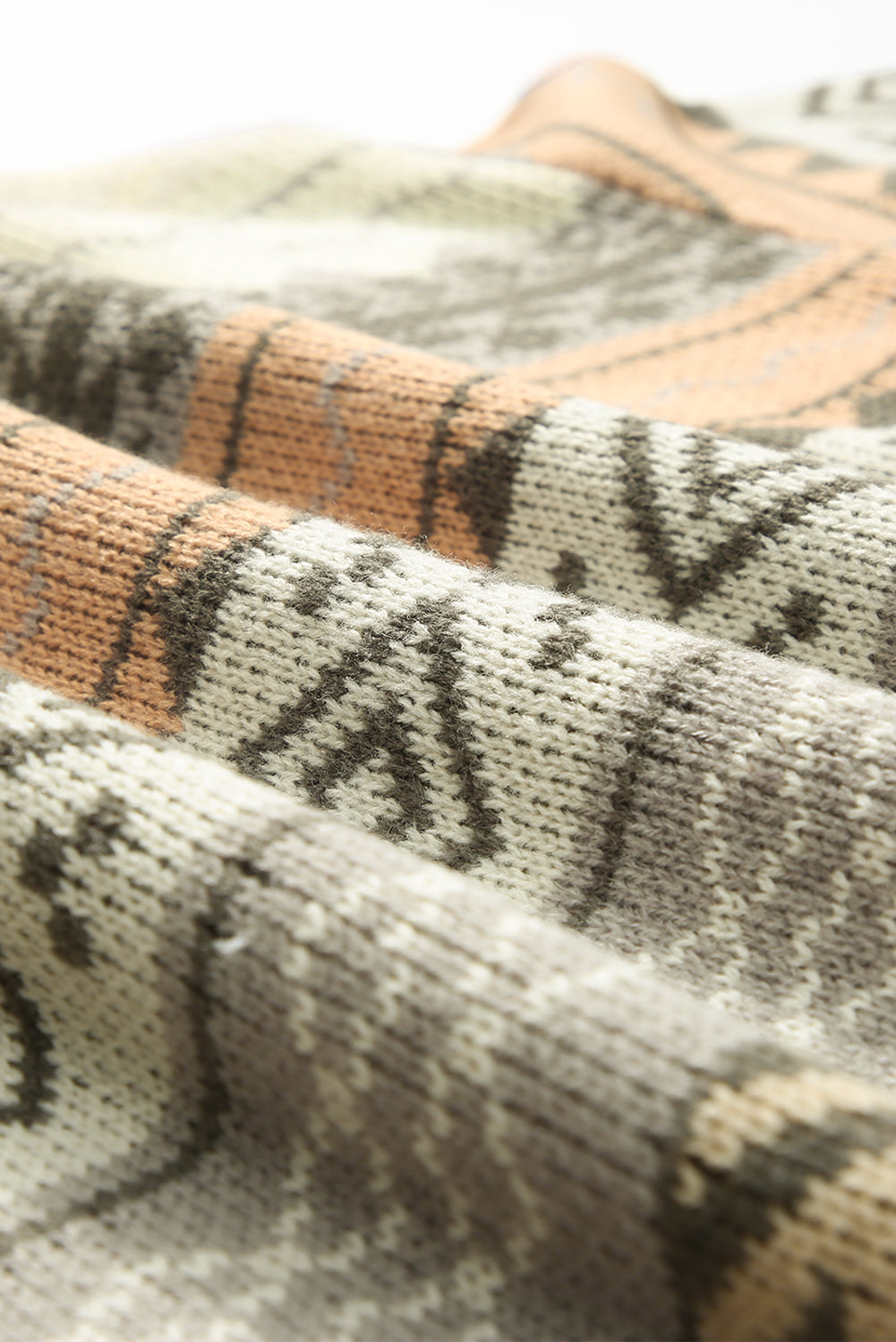 Rebrasti pleteni pulover z v-izrezom v kaki barvi z geometrijskim vzorcem