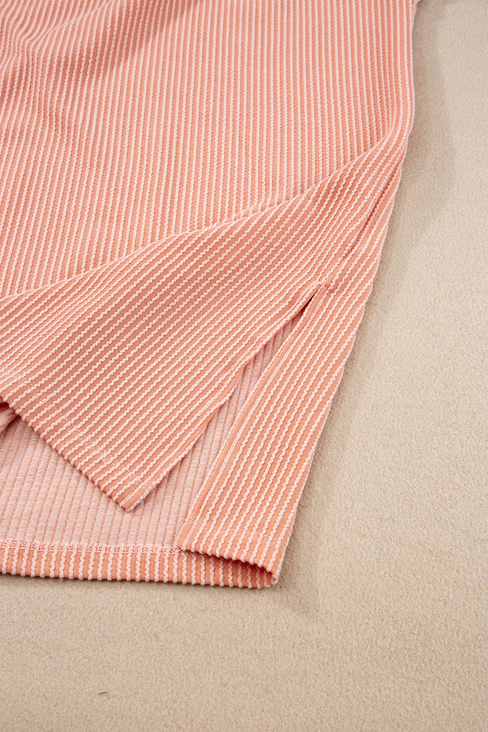 Rosafarbenes, geripptes Colorblock-T-Shirt in Übergröße