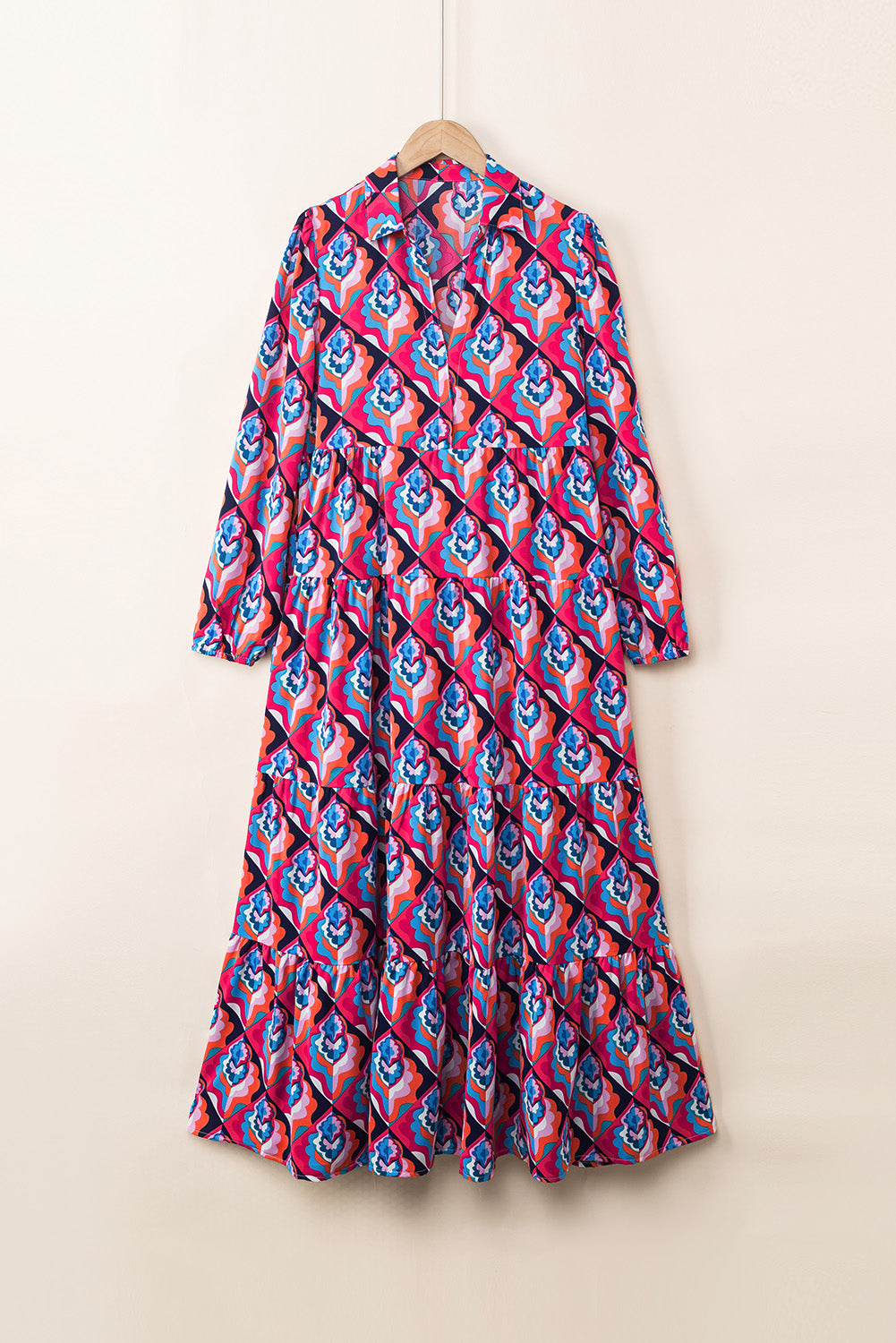 Obleka z abstraktnim geometrijskim vzorcem z dolgimi rokavi in ​​visokim pasom