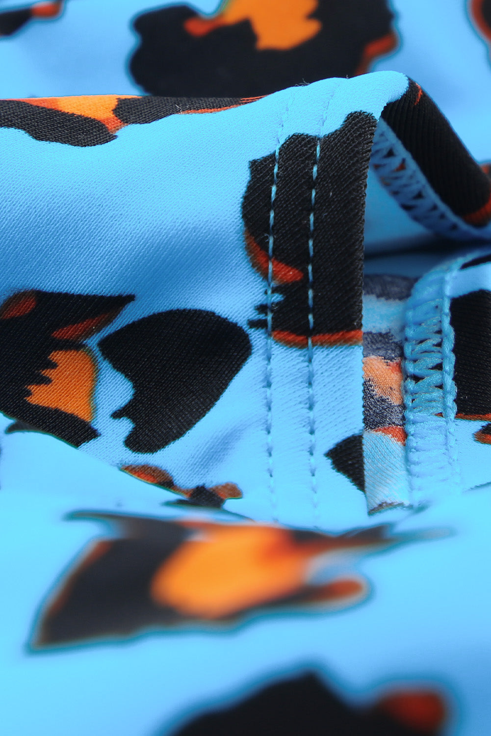Modre kopalke z visokim pasom in v-izrezom v obliki leoparda