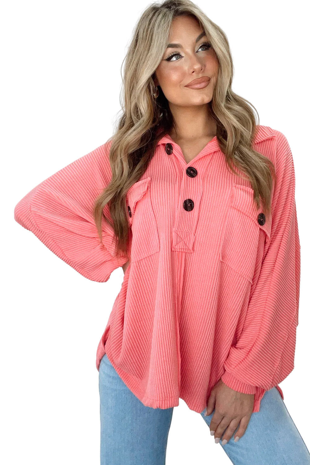 Ružičasta majica s džepovima na preklop i puderima