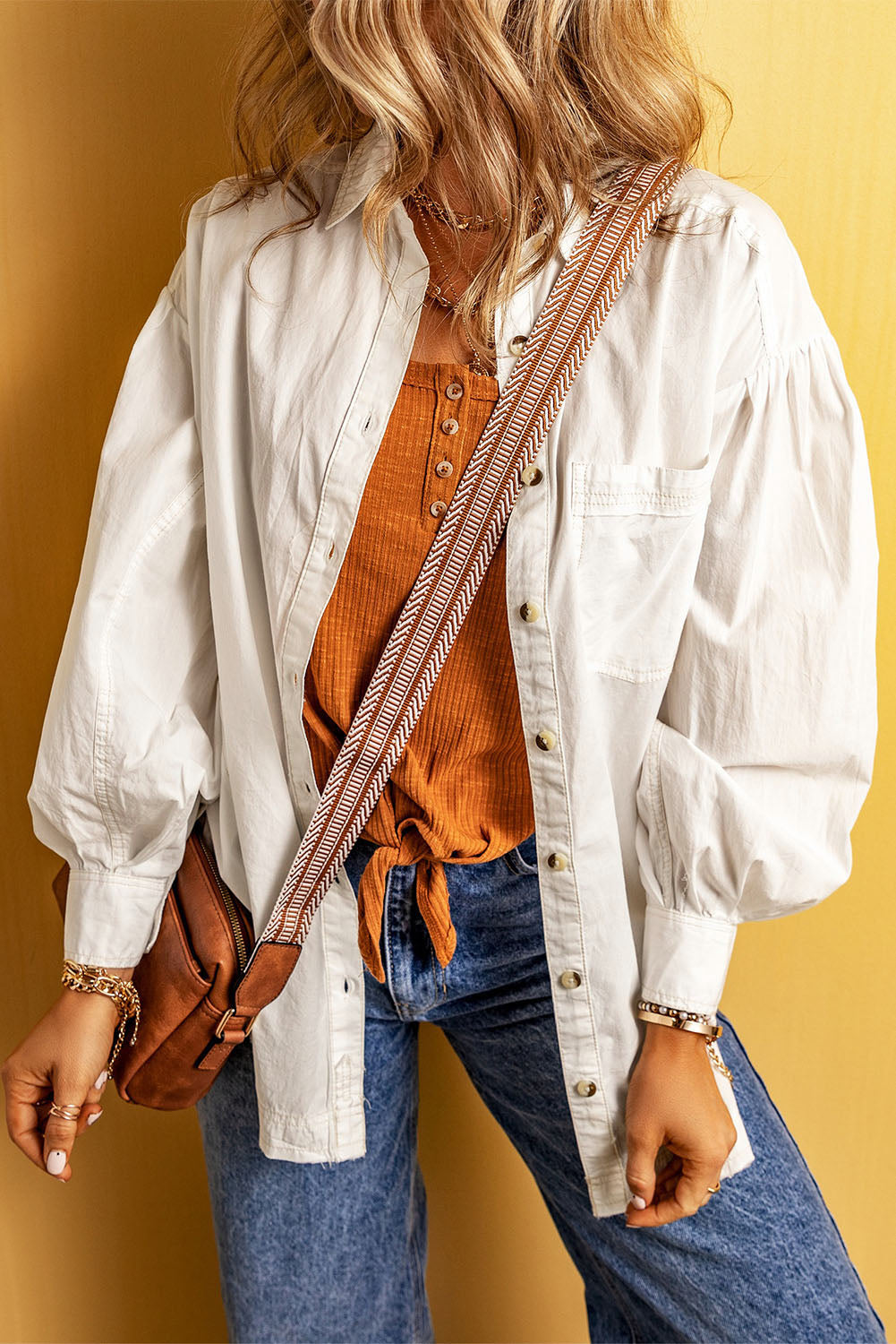 Bela srajca z žepi z mehurčastimi rokavi in ​​spuščenimi rameni