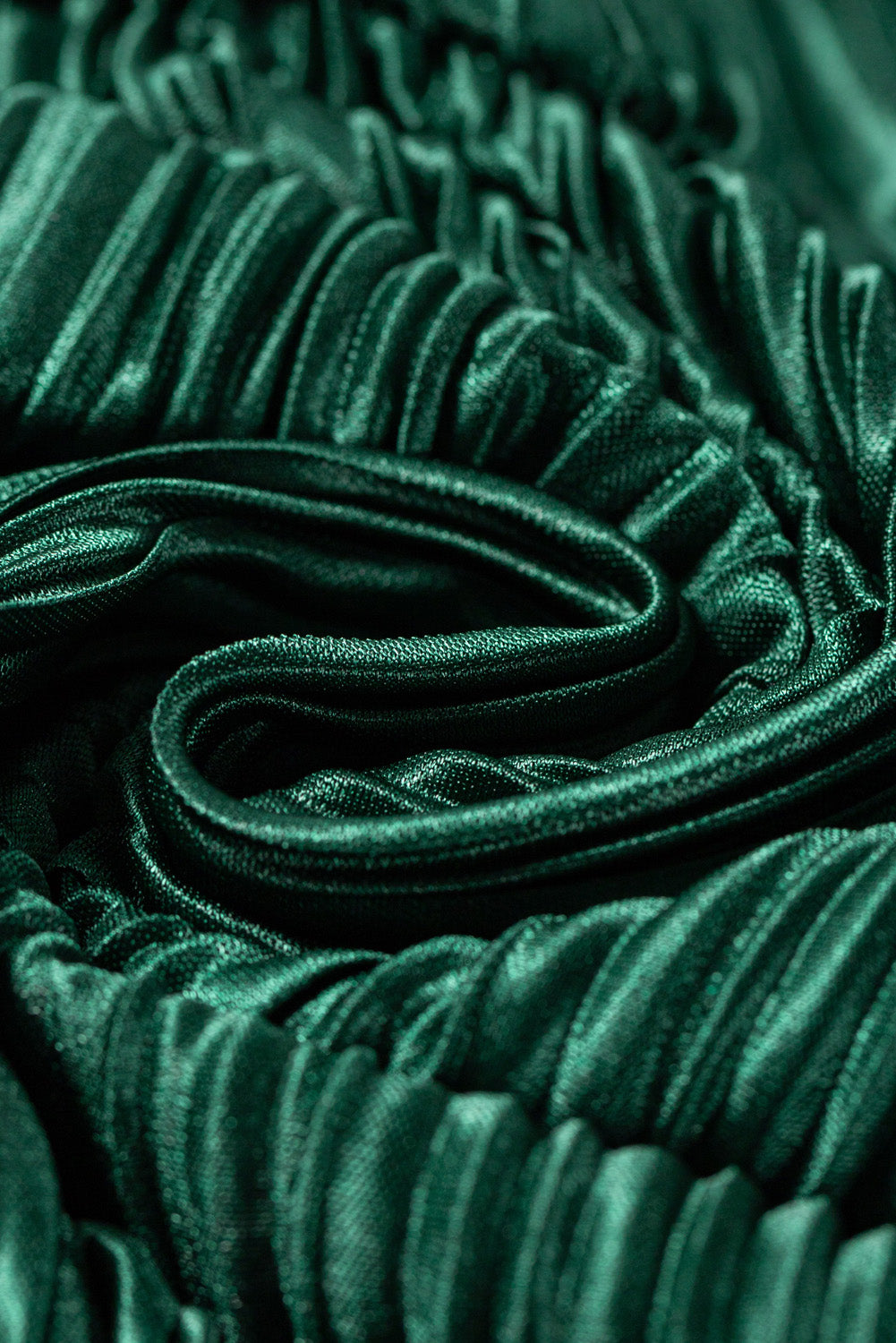 Combinaison vert foncé à col en V et ceinture en satin plissé de grande taille