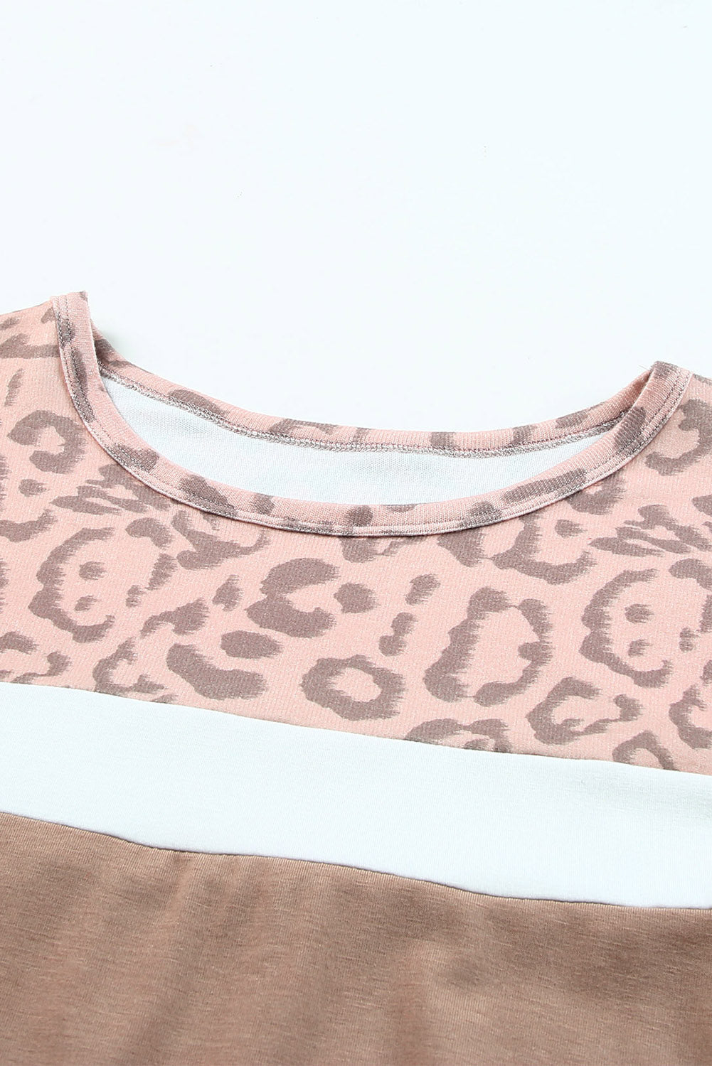Khakifarbenes T-Shirt mit Leopardenpasse und Farbblockdesign