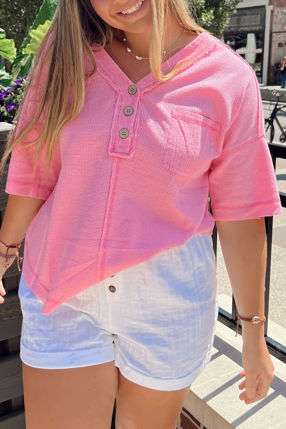 Rosa Plus-Size-Henley-T-Shirt mit freiliegender Naht und V-Ausschnitt in Waffelstrickoptik