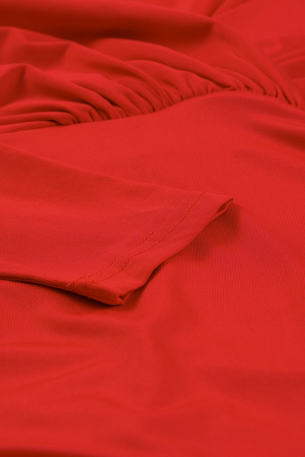 Feuriges, rotes, langärmliges, figurbetontes Wickelkleid mit V-Ausschnitt und Rüschen