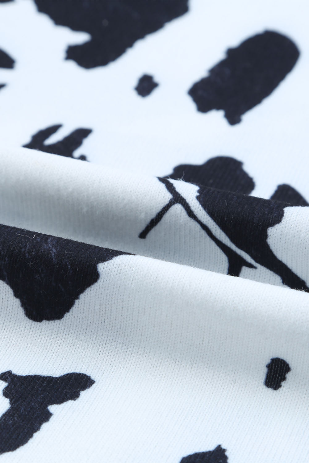 Smeđa majica kratkih rukava s kravljim printom na jedno rame