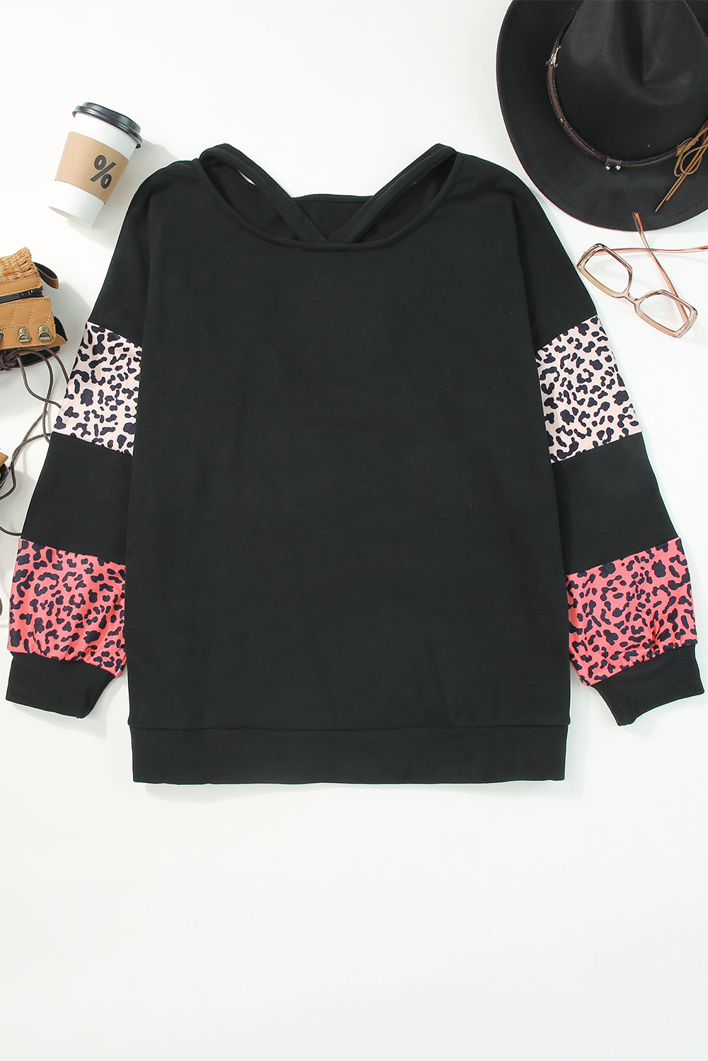 Crna majica s ovratnikom s remenčićima i patchworkom u obliku leoparda