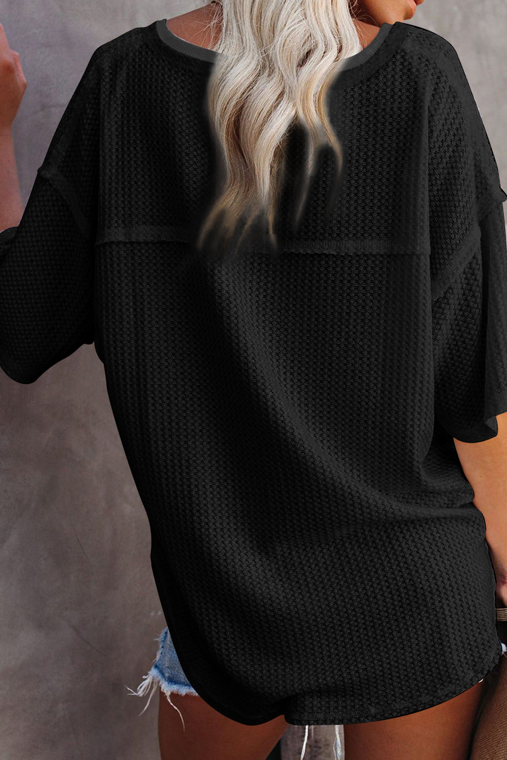 Črna vafelj pletena ohlapna majica s spuščenimi rameni
