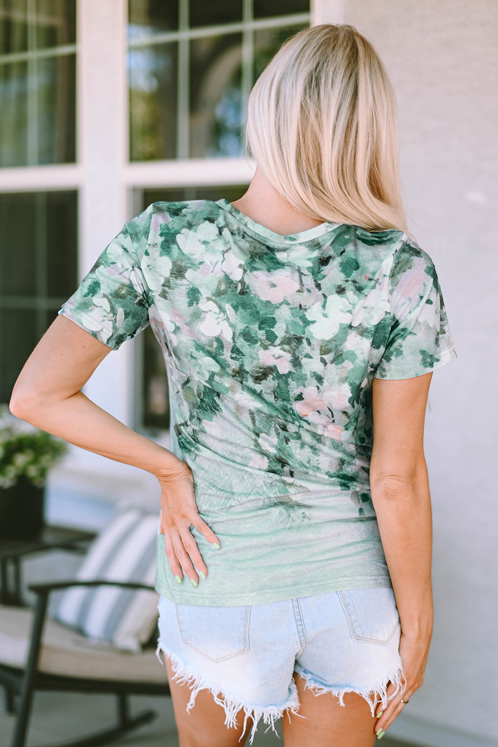 Zelena majica s kratkimi rokavi z v-izrezom s cvetličnim vzorcem