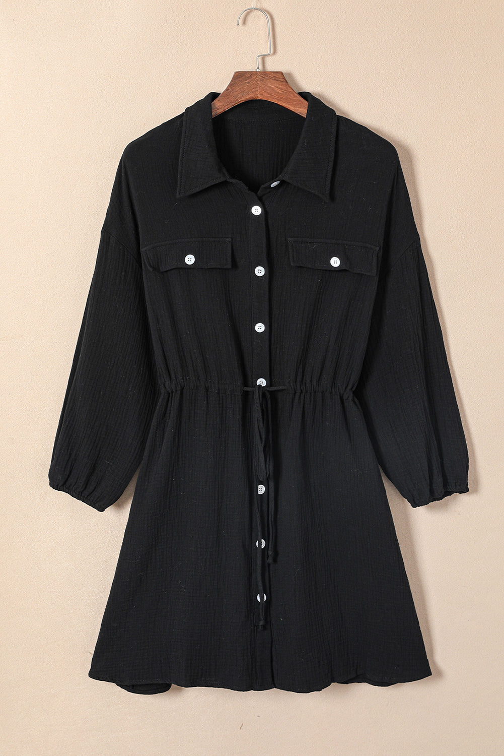 Črna srajčna obleka z gumbi in teksturo velike velikosti