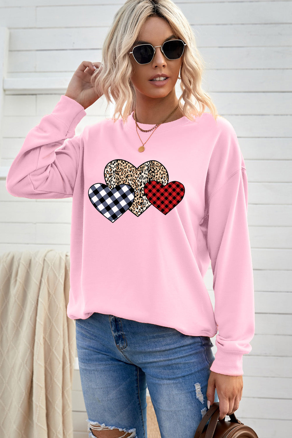 Rosa kariertes Pullover-Sweatshirt mit Leopardenherzen-Print und tief angesetzten Ärmeln