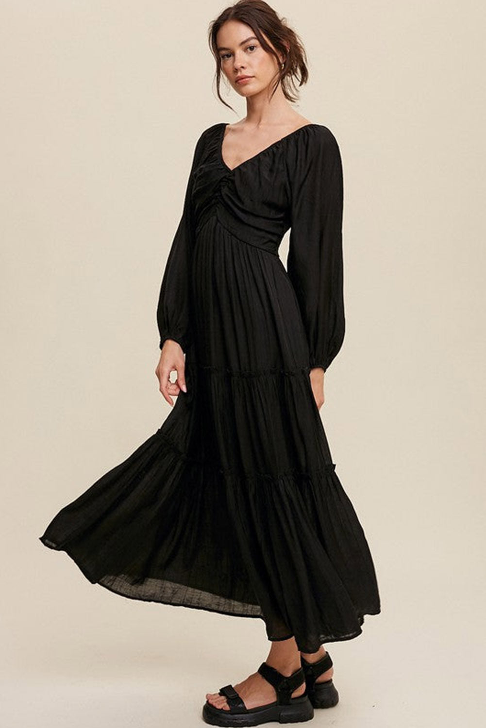 Crna višestruka haljina s v-izrezom i mašnom s izrezima i volanima