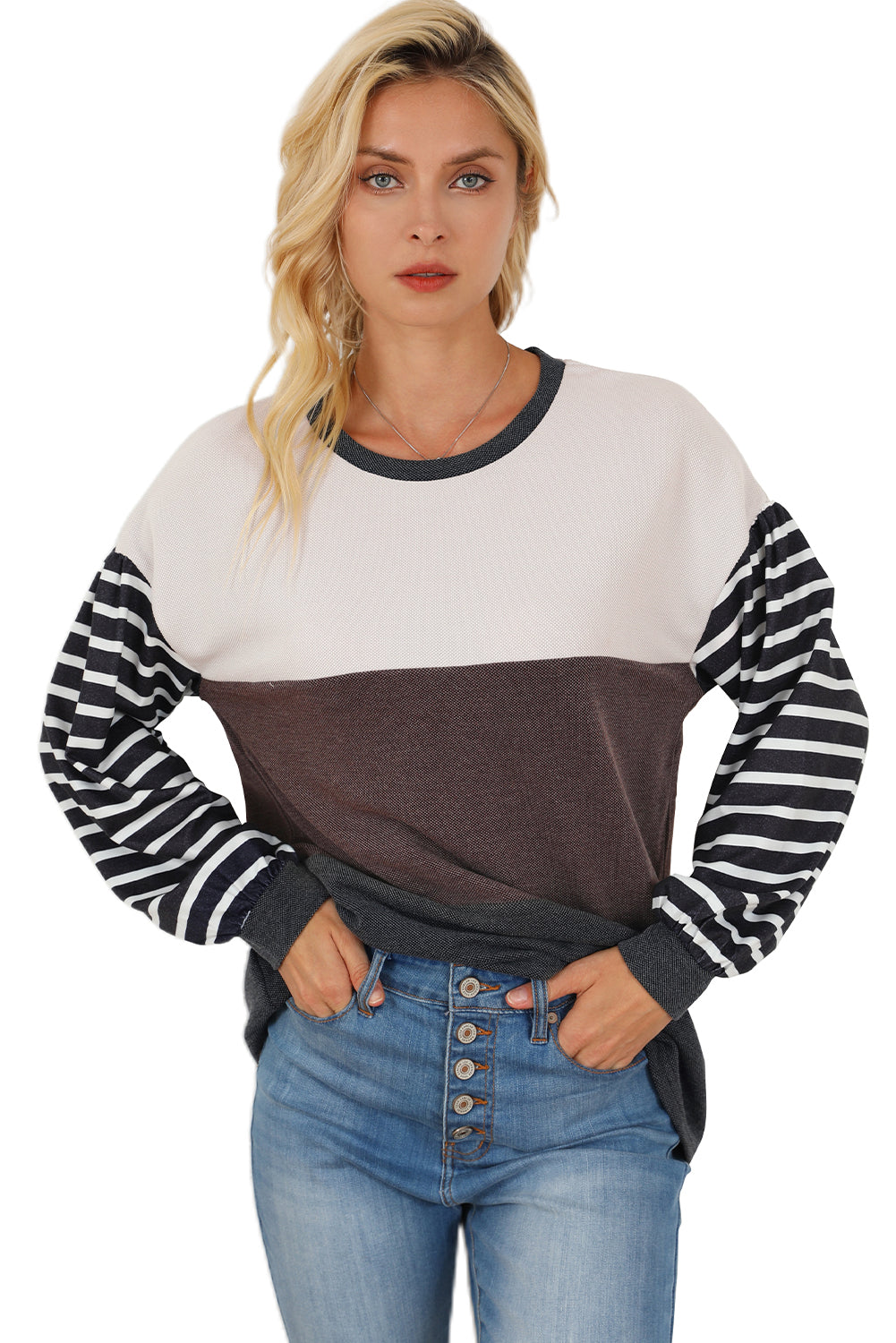 Višebojni pulover s kontrastnim prugama i obojenim blok rukavima