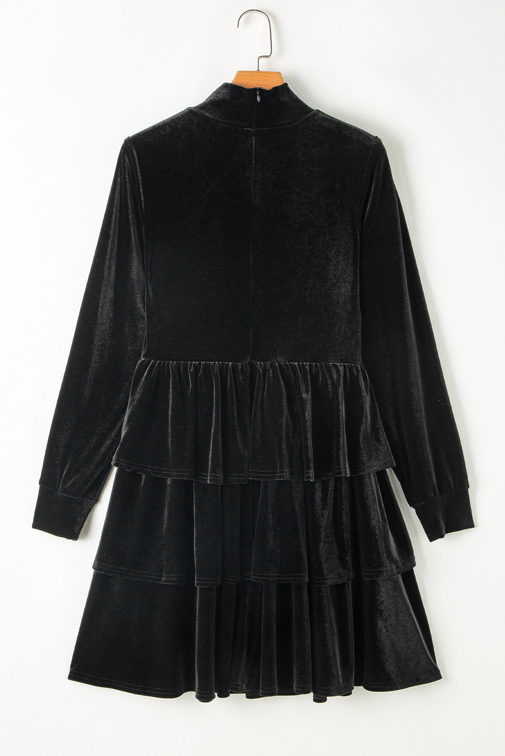 Mini-robe noire en velours à volants et col haut