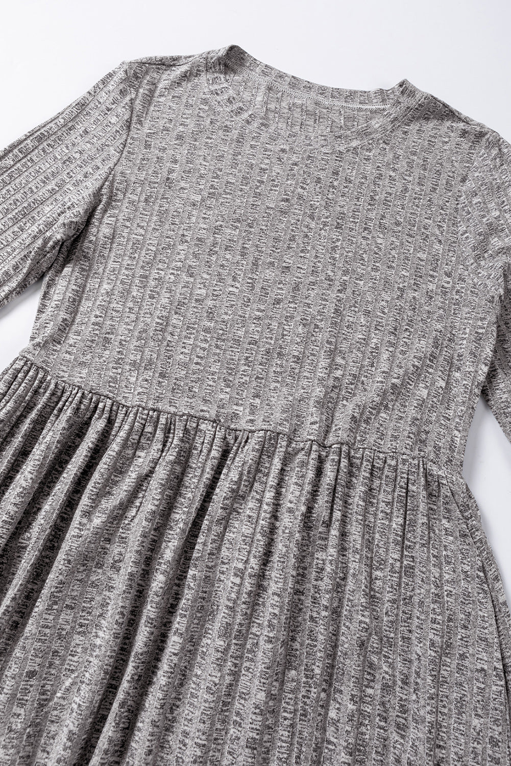 Siva črtasta midi obleka A-kroja z naborki