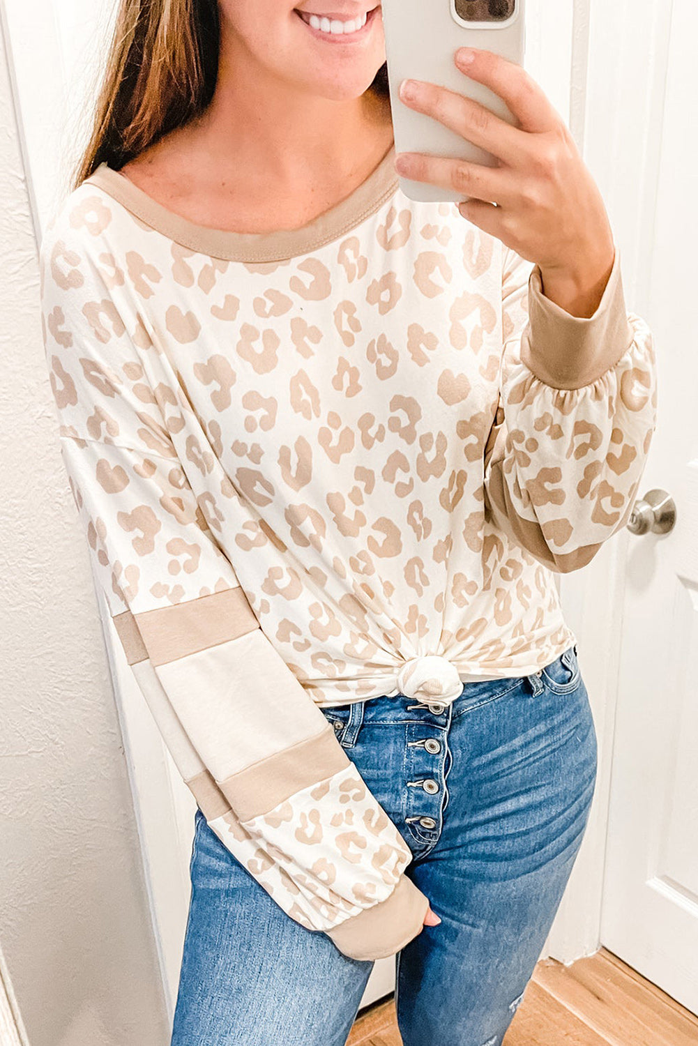 Bela majica z napihnjenimi rokavi z okroglim izrezom in leopardjim vzorcem