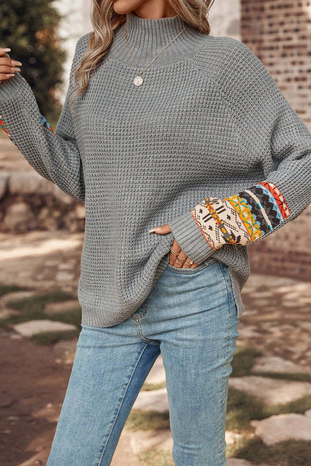 Grauer, hochgeschlossener Pullover mit Raglanärmeln und Tribal-Patch