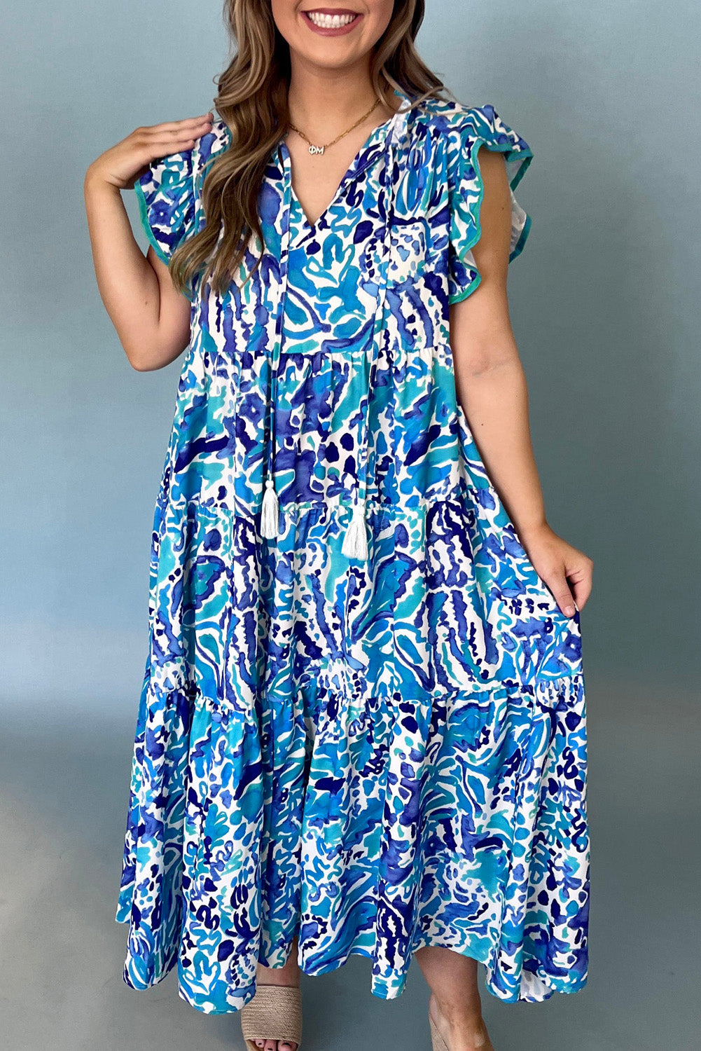 Himmelblaues, gestuftes langes Kleid mit abstraktem Aufdruck, geteiltem Ausschnitt, Rüschenärmeln