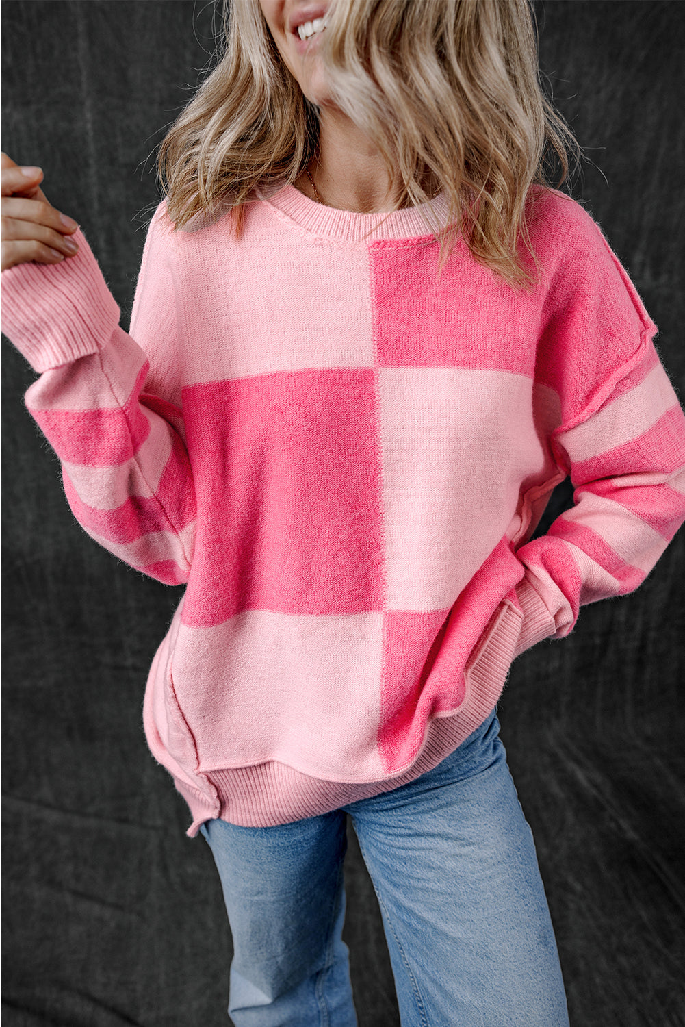 Maglione sciolto alto basso a righe color block a quadretti rosa