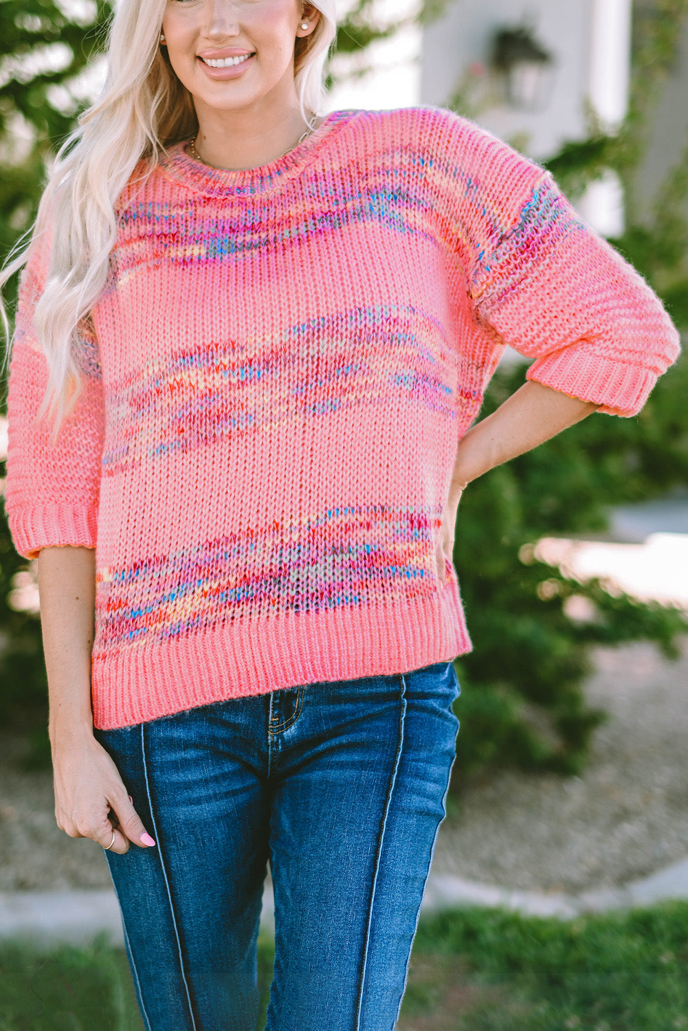 Široki pulover s 3/4 rukavima i šarenim ružičastim prugama