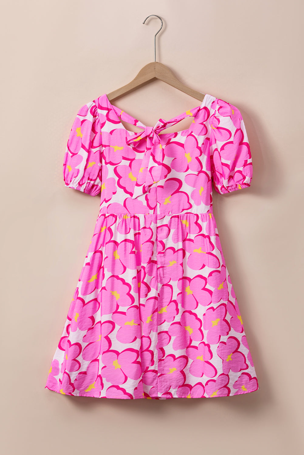 Lepršava haljina s ružičastim cvjetnim uzorkom i četvrtastim izrezom