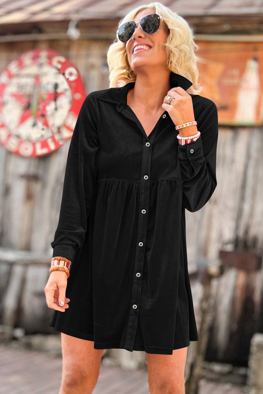 Črna žametna obleka na gumbe z dolgimi rokavi in ​​naborki