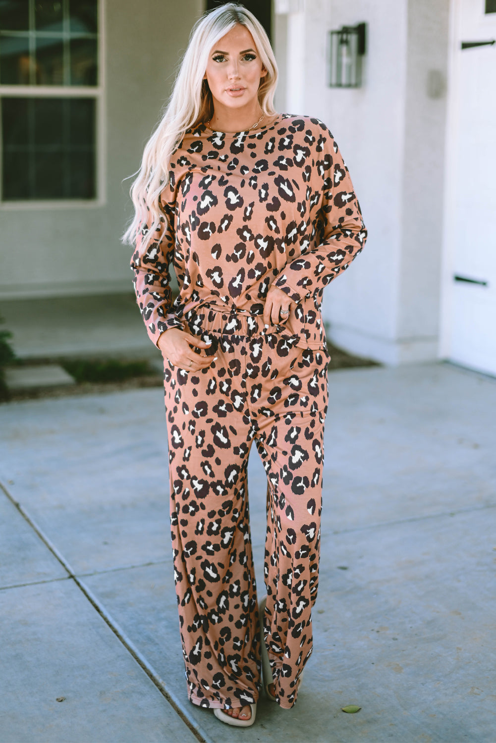 Rjav pulover z leopardjim potiskom in hlače z dolgimi rokavi