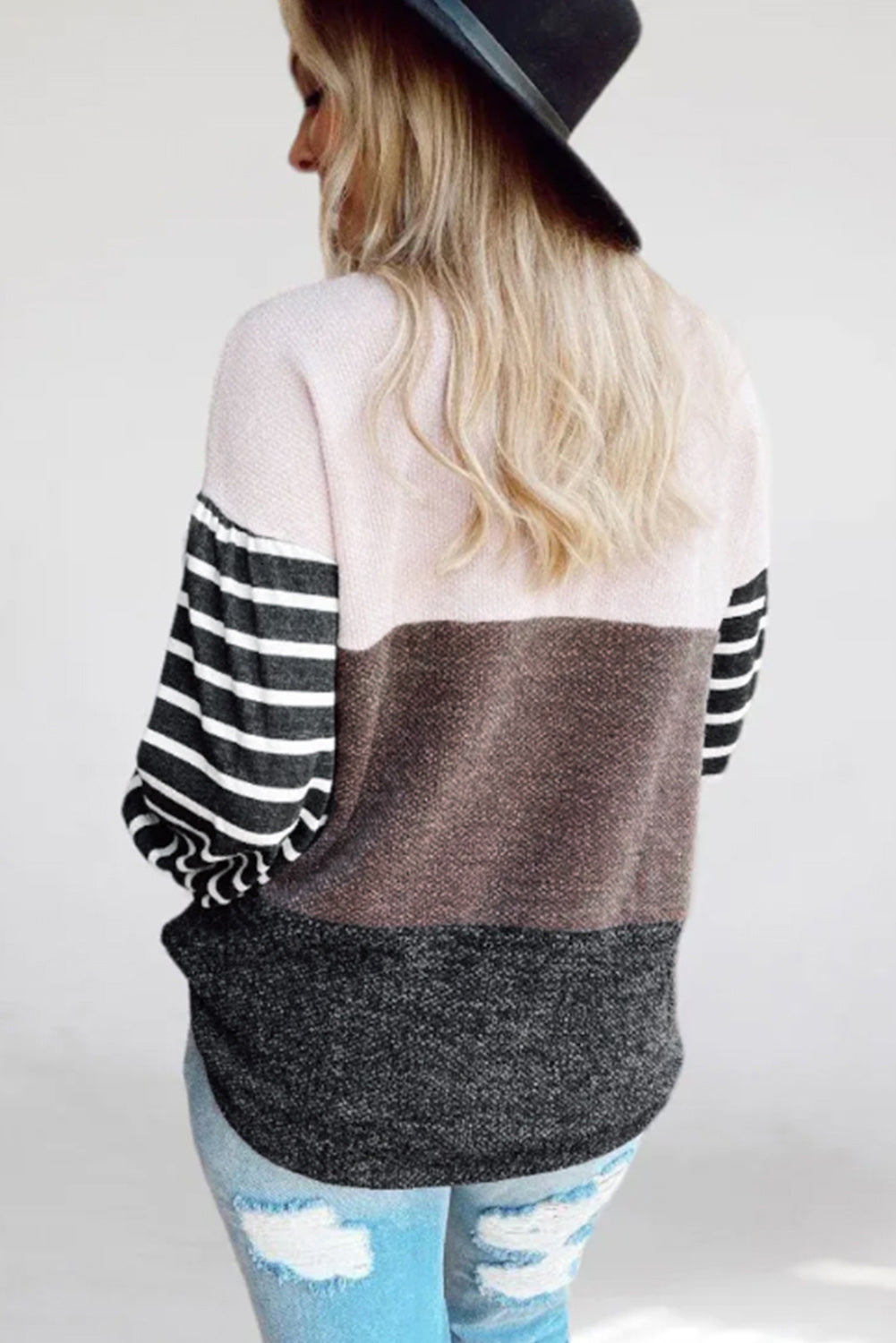 Višebojni pulover s kontrastnim prugama i obojenim blok rukavima