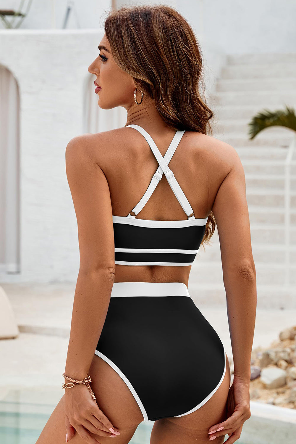 Crni bikini visokog struka s ukrštenim leđima s kontrastnim obrubom
